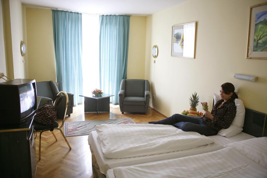 Hotel Bara Boedapest Buitenkant foto