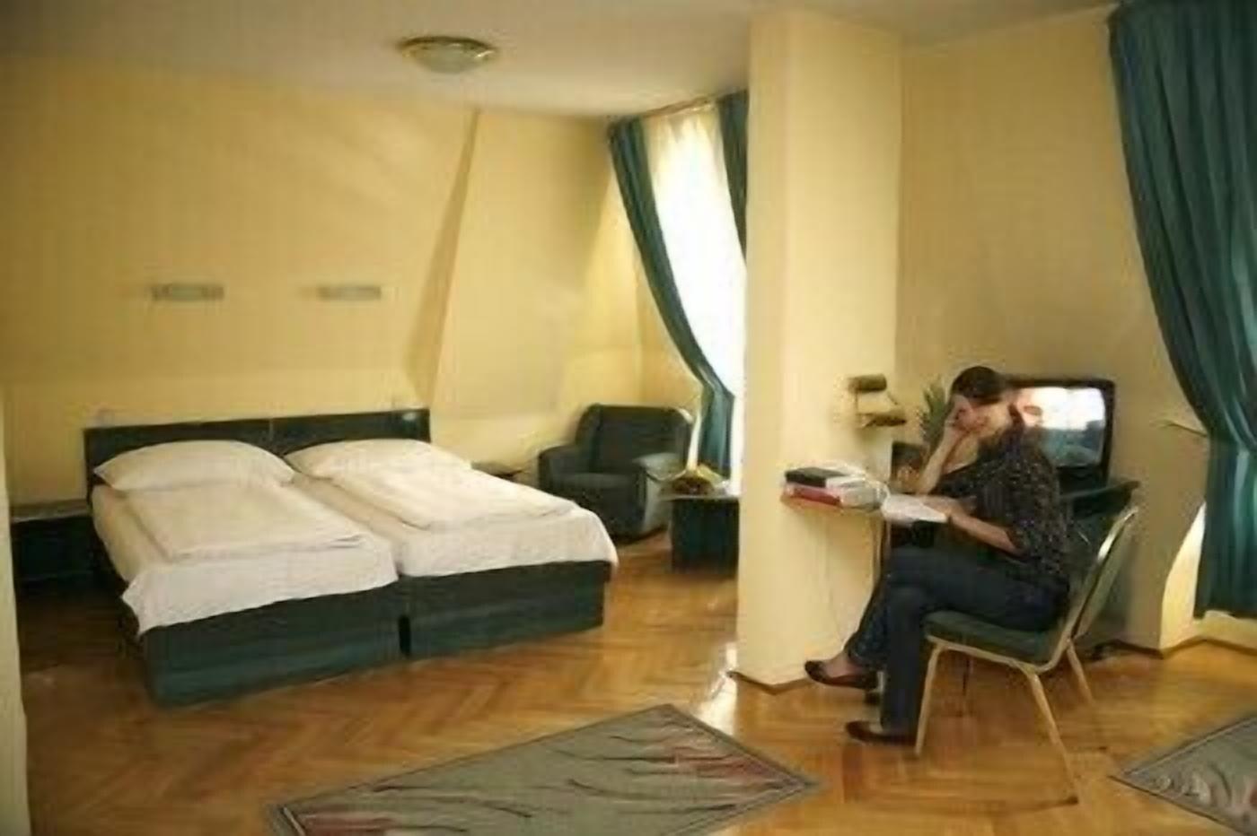 Hotel Bara Boedapest Buitenkant foto