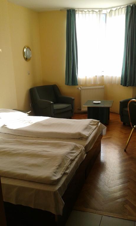 Hotel Bara Boedapest Buitenkant foto