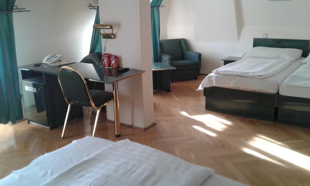 Hotel Bara Boedapest Buitenkant foto