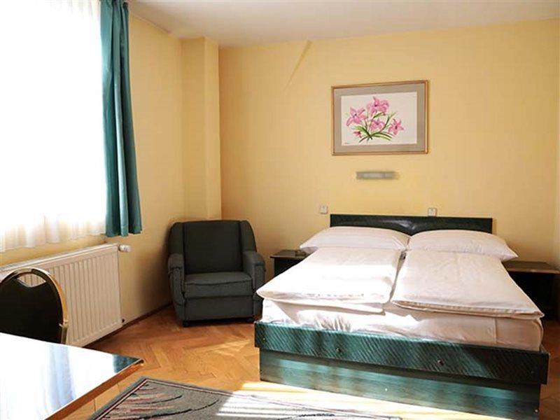 Hotel Bara Boedapest Buitenkant foto